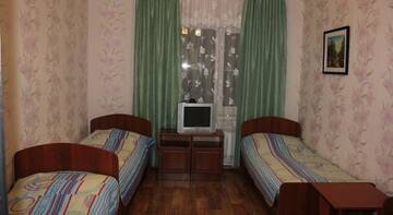 Фото номера Стандартный трехместный номер Гостиница Na Lva Tolstogo г. Змеиногорск 3